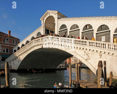 Pont du Rialto sur le Grand Canal, Venise, Italie. Banque D'Images