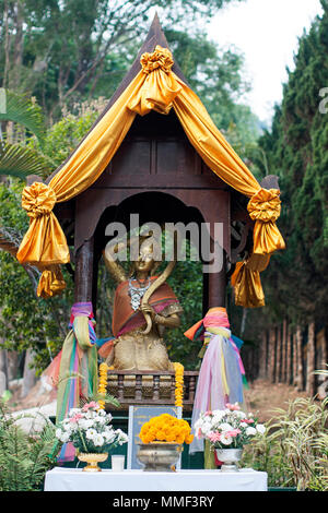 Spirit of lady cheveux longs Thaïlande wat foi offrant la protection des fleurs Banque D'Images