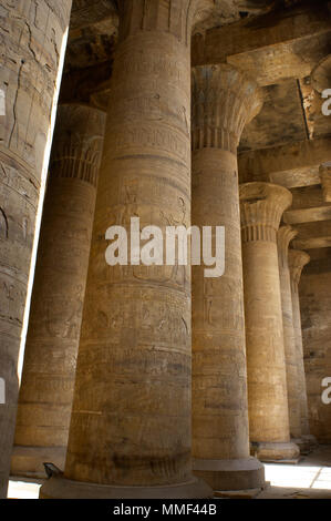 L'Égypte. Temple d'Edfou. Ancien temple dédié à Horus. Période ptolémaïque. Il a été construit pendant le règne de Ptolémée III et Ptolémée XII, 237-57 BC. Première salle hypostyle. Les colonnes. Banque D'Images