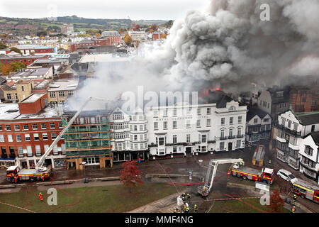 Le feu ravage le Royal Clarence Hotel le 28 octobre 2016 à Exeter, Devon. L'hôtel remonte à 1769 et est pensé pour être le plus ancien de l'Angleterre. Banque D'Images