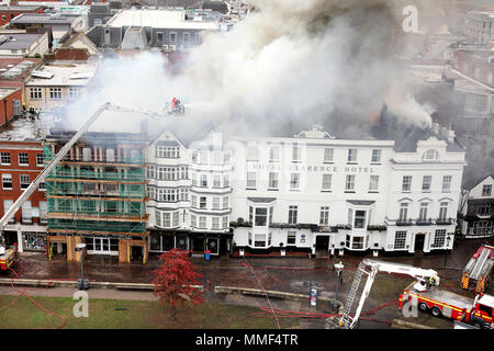 Le feu ravage le Royal Clarence Hotel le 28 octobre 2016 à Exeter, Devon. L'hôtel remonte à 1769 et est pensé pour être le plus ancien de l'Angleterre. Banque D'Images