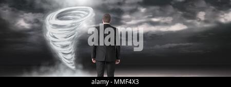 Twister tornade ciel sombre et peint avec businessman standing Banque D'Images
