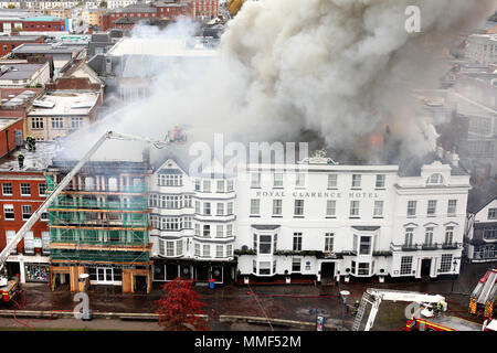 Le feu ravage le Royal Clarence Hotel le 28 octobre 2016 à Exeter, Devon. L'hôtel remonte à 1769 et est pensé pour être le plus ancien de l'Angleterre. Banque D'Images