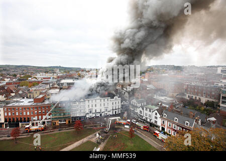 Le feu ravage le Royal Clarence Hotel le 28 octobre 2016 à Exeter, Devon. L'hôtel remonte à 1769 et est pensé pour être le plus ancien de l'Angleterre. Banque D'Images