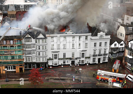 Le feu ravage le Royal Clarence Hotel le 28 octobre 2016 à Exeter, Devon. L'hôtel remonte à 1769 et est pensé pour être le plus ancien de l'Angleterre. Banque D'Images