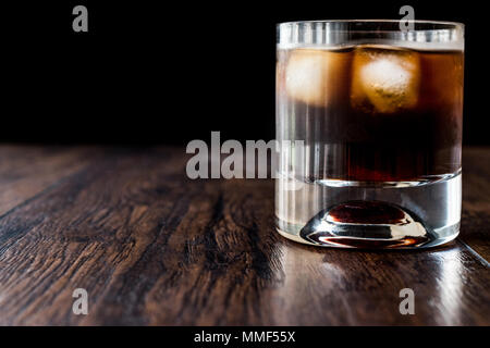 Black Russian Cocktail avec de la vodka et la liqueur de café. Concept de boisson. Banque D'Images