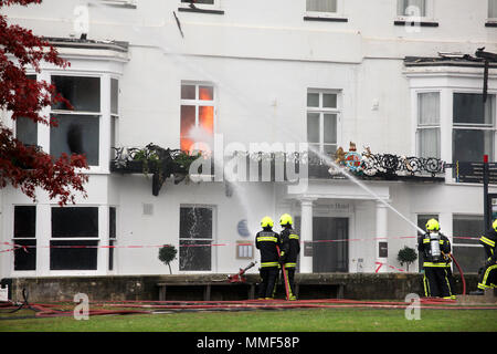 Le feu ravage le Royal Clarence Hotel le 28 octobre 2016 à Exeter, Devon. L'hôtel remonte à 1769 et est pensé pour être le plus ancien de l'Angleterre. Banque D'Images