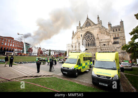 Le feu ravage le Royal Clarence Hotel le 28 octobre 2016 à Exeter, Devon. L'hôtel remonte à 1769 et est pensé pour être le plus ancien de l'Angleterre. Banque D'Images