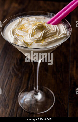 Caketini crème fouettée avec Cocktail / Vaniilla avec paille rose Smoothie. Concept de boisson. Banque D'Images