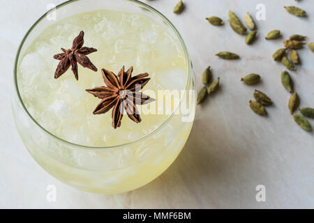 Cocktail avec étoile d'anis de cardamome et de glace concassée. Concept de boisson. Banque D'Images