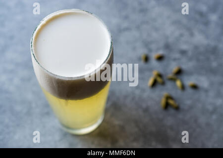 Les graines de cardamome avec cocktail, crème et glace. Concept de boisson. Banque D'Images