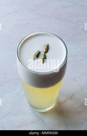 Les graines de cardamome avec cocktail, crème et glace. Concept de boisson. Banque D'Images