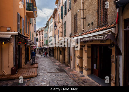 Rue étroite dans le Suquet, vieille ville de Cannes ville de France, sur la droite Le Bistrot du Suquet restaurant Banque D'Images