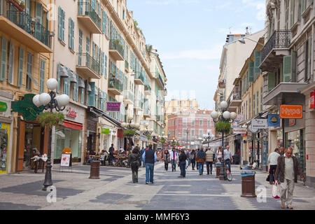 Zone piétonne avec des magasins à la Place Masséna, Nice, Côte d'Azur, Alpes-Maritimes, France du Sud, France, Europe Banque D'Images