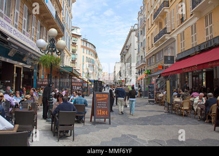 Zone piétonne avec des magasins à la Place Masséna, Nice, Côte d'Azur, Alpes-Maritimes, France du Sud, France, Europe Banque D'Images