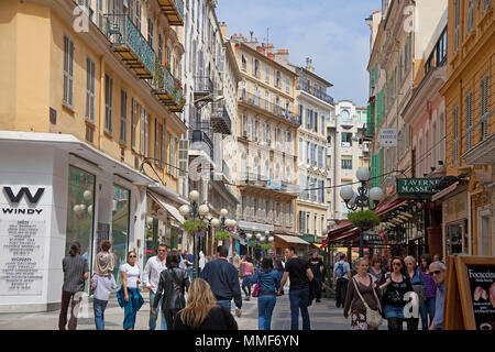 Zone piétonne avec des magasins à la Place Masséna, Nice, Côte d'Azur, Alpes-Maritimes, France du Sud, France, Europe Banque D'Images