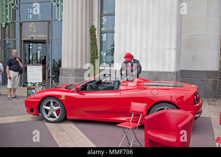 Louer une Ferrari, Hôtel Hyatt Regency Nice Palais de la Méditerranée, Promenade des Anglais, la Côte d'Azur, Alpes-Maritimes, France du Sud, France Banque D'Images