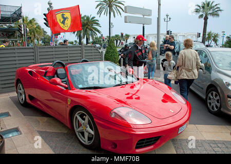 Louer une Ferrari, Hôtel Hyatt Regency Nice Palais de la Méditerranée, Promenade des Anglais, la Côte d'Azur, Alpes-Maritimes, France du Sud, France Banque D'Images