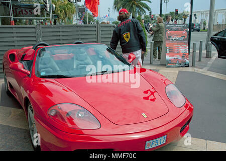 Louer une Ferrari, Hôtel Hyatt Regency Nice Palais de la Méditerranée, Promenade des Anglais, la Côte d'Azur, Alpes-Maritimes, France du Sud, France Banque D'Images