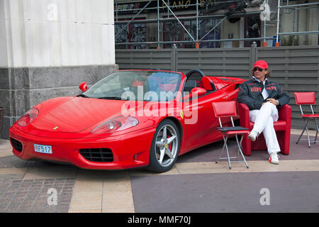 Louer une Ferrari, Hôtel Hyatt Regency Nice Palais de la Méditerranée, Promenade des Anglais, la Côte d'Azur, Alpes-Maritimes, France du Sud, France Banque D'Images