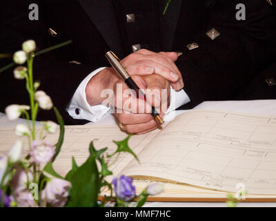 Homme couple gay mariage signature enregistrer des documents. Se concentrer sur les mains Banque D'Images