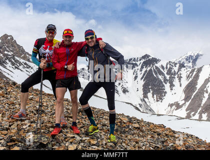 AKTRU KURDAI GORNII,,ALTAÏ / KAZAKHSTAN - le 10 juin : Championnat International dans la discipline "Aktru skyrunning 2016'. Des athlètes de divers pays Banque D'Images