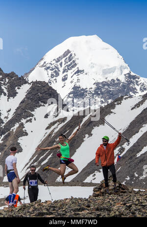 AKTRU KURDAI GORNII,,ALTAÏ / KAZAKHSTAN - le 10 juin : Championnat International dans la discipline "Aktru skyrunning 2016'. Des athlètes de divers pays Banque D'Images