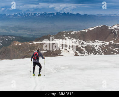 Sur le pic de l'homme de la montagne. D'une conception. Banque D'Images