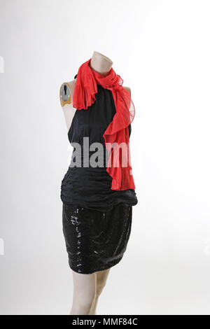 Jupe noir pailette sur mannequin sans tête Affichage Tissu poupée figurine couturière. Vêtements de créateurs de mode.. Banque D'Images