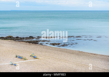 Vide de chaises longues sur la plage de galets par la manche dans le village de Bière sur la côte sud du Devon, Angleterre. Banque D'Images