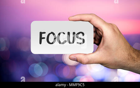Hand holding placard avec word FOCUS. Stock Photo. Banque D'Images