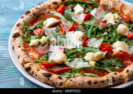 Hot big ensemble pizza savoureuse avec bacon jambon fromage fusion tomates paprika sur une table en bois rustique Banque D'Images