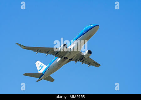 Embraer 175 KLM Cityhopper, moyen-courriers-moteur à l'avion de ligne en vol Banque D'Images