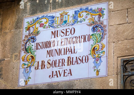 XABIA, ESPAGNE - 12 avril 2018 : le signe au-dessus de l'entrée du musée archéologique de XÃ LFI - également connu sous le nom de Javea, en Espagne, le 12 avril Banque D'Images