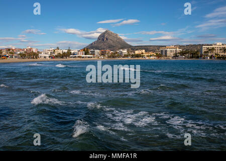 XABIA, ESPAGNE - 12 avril 2018 : une vue sur la magnifique montagne Montgo et Arenal beach situé à Javea en Espagne, le 12 avril 2018. Il est également Banque D'Images