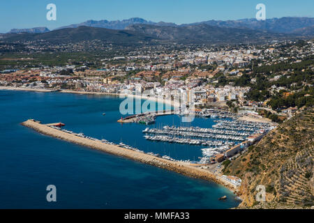 Une vue magnifique du Port de Xabia et Xabia vieille ville du Cap de Sant Antoni, à Xabia, Espagne. Banque D'Images