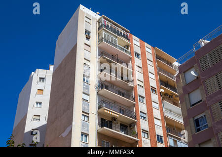 DENIA, ESPAGNE - 12 avril 2018 : un bloc appartement espagnol dans la ville de Denia, Espagne, le 12 avril 2018. Banque D'Images