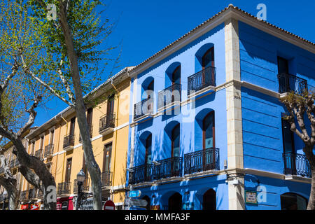 DENIA, ESPAGNE - 12 avril 2018 : architecture colorée dans la ville de Denia en Espagne, le 12 avril 2018. Banque D'Images