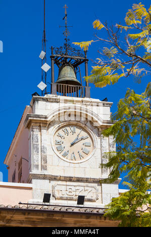 Une vue rapprochée de l'horloge et bell sur Denia Town Hall, situé sur la place de la Constitució dans la ville de Denia, Espagne. Banque D'Images