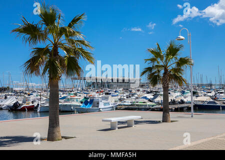 DENIA, ESPAGNE - 12 avril 2018 : une vue sur le magnifique port de plaisance et Balearia à Denia, Espagne, le 12 avril 2018. Banque D'Images