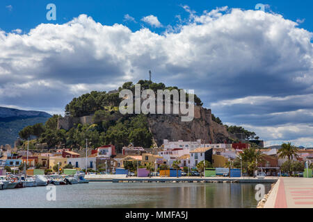 DENIA, ESPAGNE - 12 avril 2018 : une belle vue sur le Château de Denia à partir de Port Denia en Espagne, le 12 avril 2018. Banque D'Images