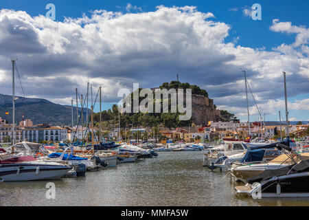 DENIA, ESPAGNE - 12 avril 2018 : une belle vue sur le Château de Denia à partir de Port Denia en Espagne, le 12 avril 2018. Banque D'Images