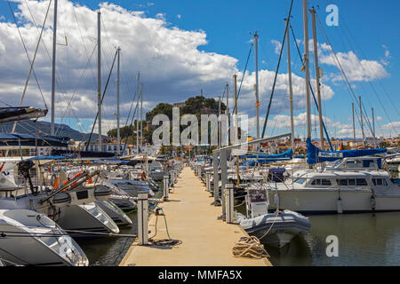 DENIA, ESPAGNE - 12 avril 2018 : une belle vue sur le Château de Denia à partir de Port Denia en Espagne, le 12 avril 2018. Banque D'Images