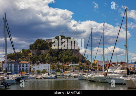 DENIA, ESPAGNE - 12 avril 2018 : une belle vue sur le Château de Denia à partir de Port Denia en Espagne, le 12 avril 2018. Banque D'Images