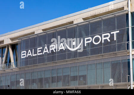 DENIA, ESPAGNE - 12 avril 2018 : une vue sur le magnifique port de Balearia bâtiment à la marina de Denia, Espagne, le 12 avril 2018. Banque D'Images