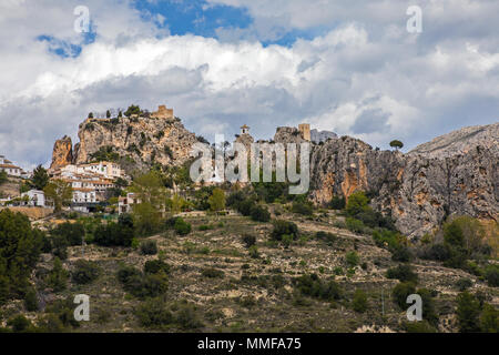 Une vue sur la magnifique ville de Guadalest perché sur les falaises en Espagne. Banque D'Images