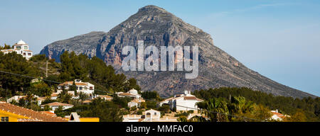 Une vue sur le magnifique Mont Montgo, situé à Javea en Espagne. Il est également connu sous le nom de montagne de l'éléphant et le massif du Montgó. Banque D'Images