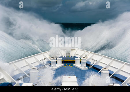 La proue d'un navire d'expédition au moyen de charrues vagues en mer ouverte. Banque D'Images