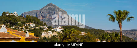 Une vue sur le magnifique Mont Montgo, situé à Javea en Espagne. Il est également connu sous le nom de montagne de l'éléphant et le massif du Montgó. Banque D'Images