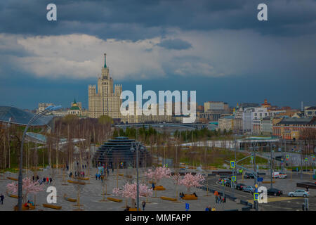 Moscou, Russie- avril, 24, 2018 : au-dessus de la rue Arbat, avec quelques touristes non identifiés près de arbres roses dans le centre d'affaires international et boulevar derrière à Moscou Banque D'Images